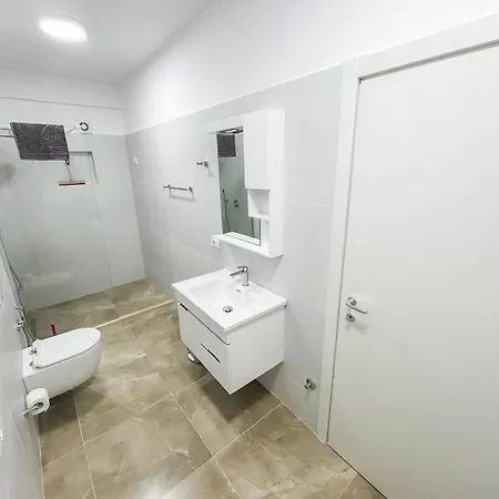 2 Bedrooms 1095 Apartment *