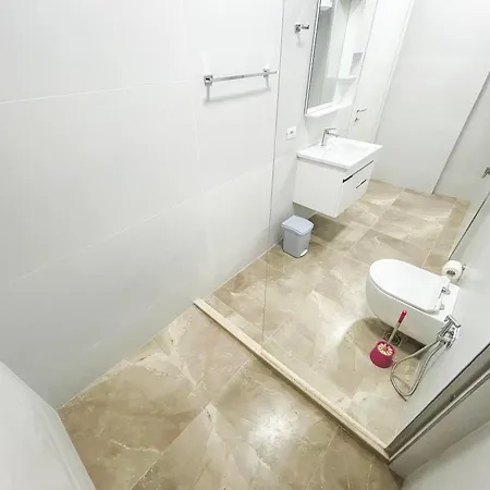 2 Bedrooms 1095 Apartment *