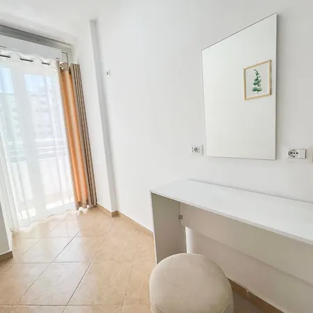 Apartment 2 Bedrooms 1095 *