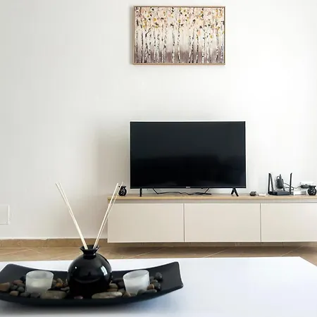 2 Bedrooms 1095 Apartment *