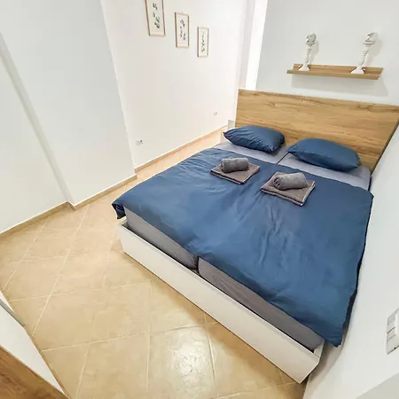 2 Bedrooms 1095 *