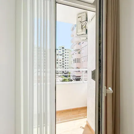 2 Bedrooms 1095 Apartment *