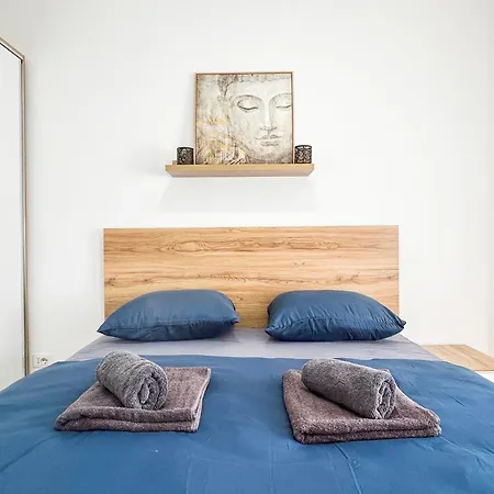 2 Bedrooms 1095 Apartment